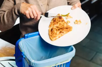 Psicología: este es el significado de una persona que siempre deja comida en su plato