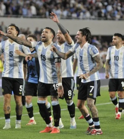 La Scaloneta sale nuevamente a lucir sus tres estrellas en el escudo.