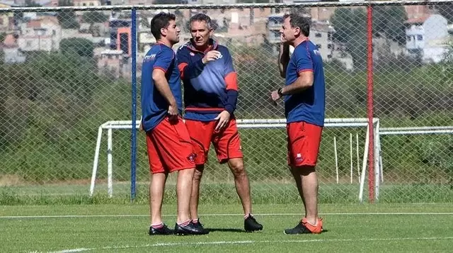 Diego Cagna podría ser el DT