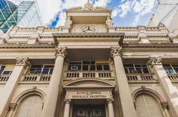 Los recursos del gobierno para mantener el dólar estable y su costo para la economía