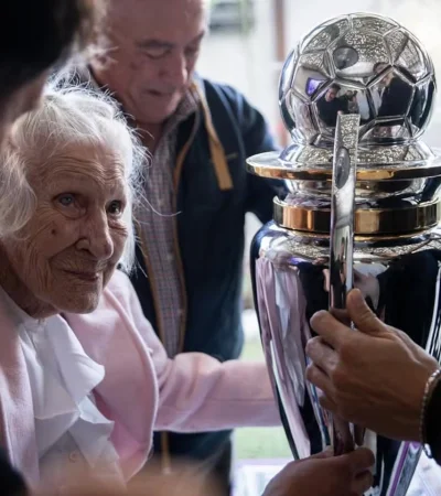La abuela pudo tocar el trofeo del campeón