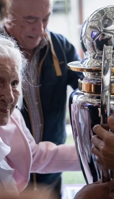 La abuela pudo tocar el trofeo del campeón