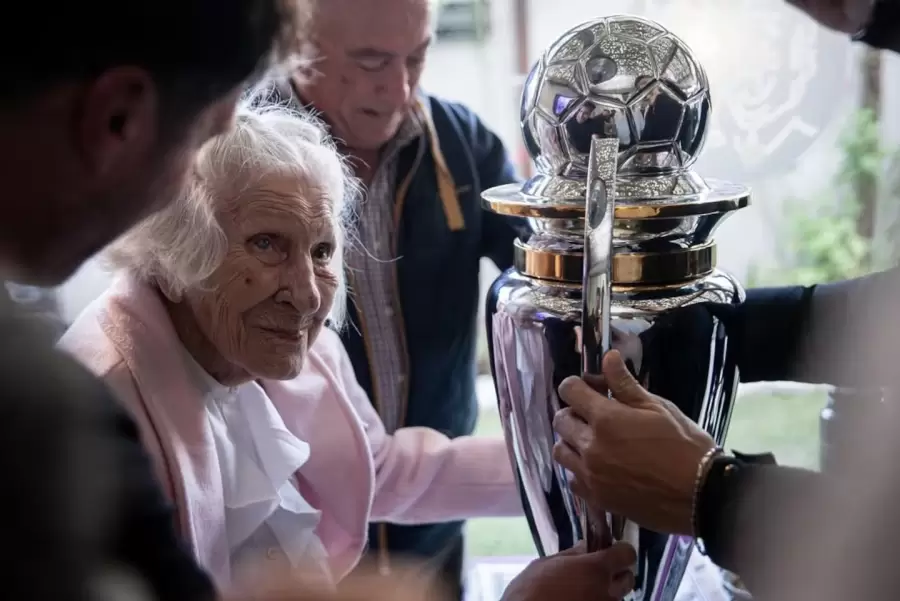 La abuela pudo tocar el trofeo del campeón