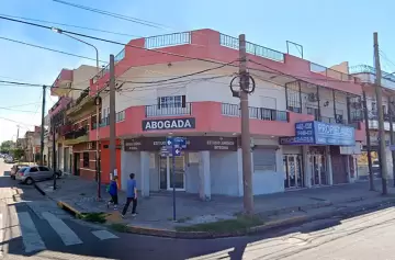 Ataque salvaje en un estudio jurídico: un cliente acuchilló a su abogada y huyó