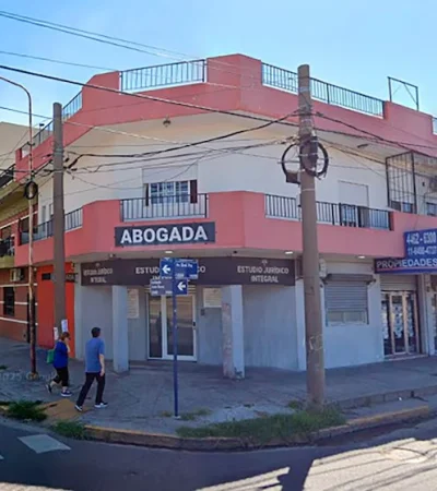 Ataque salvaje en un estudio jurídico: un cliente acuchilló a su abogada y huyó