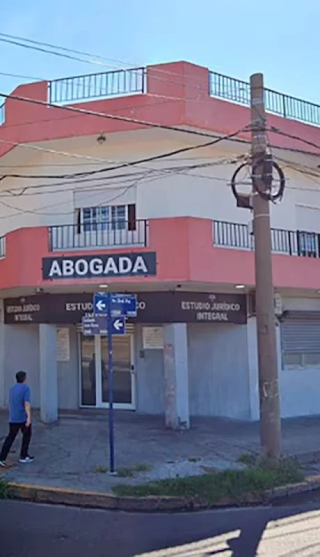 Ataque salvaje en un estudio jurídico: un cliente acuchilló a su abogada y huyó