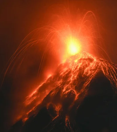 El flujo de magma y la actividad piroclástica hace temer por los pobladores de comunidades cercanas.