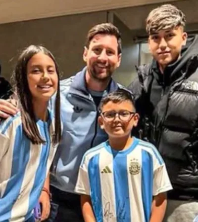Messi con los hijos de Vidal antes del partido.