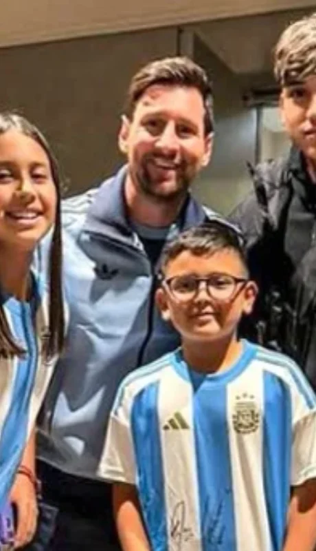 Messi con los hijos de Vidal antes del partido.