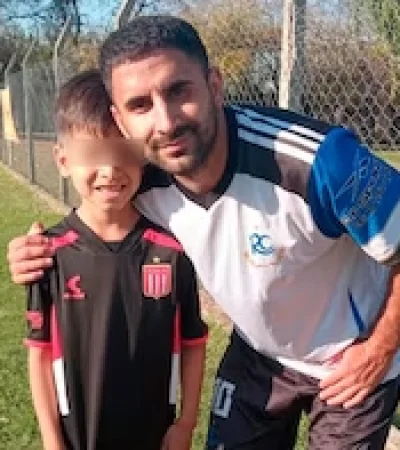 El nene herido y su papá. (Foto: web)