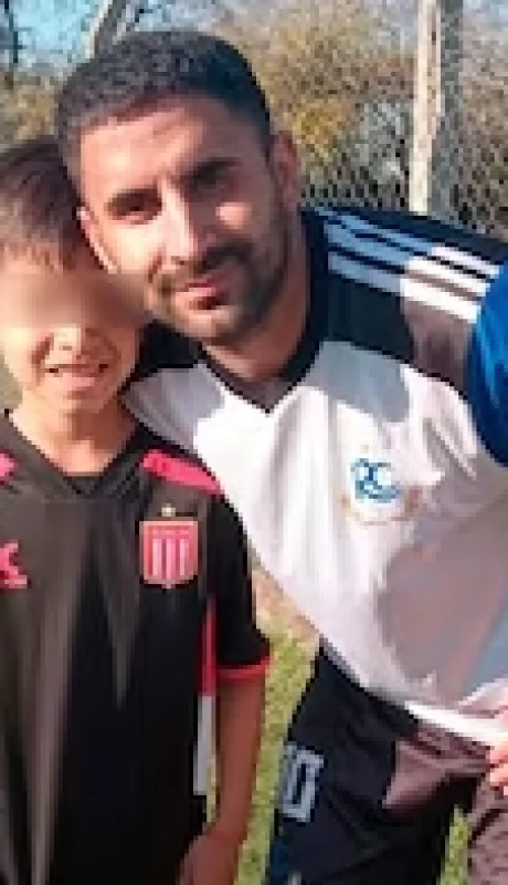 El nene herido y su papá. (Foto: web)