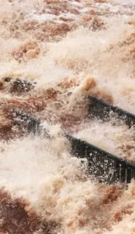 Las lluvias obligan a cerrar accesos en Iguazú.