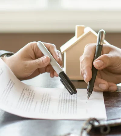 Con la ley de 2025, es clave leer cada cláusula de un contrato de alquiler antes de firmar.