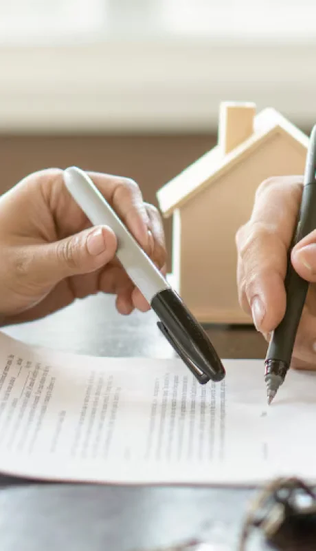 Con la ley de 2025, es clave leer cada cláusula de un contrato de alquiler antes de firmar.