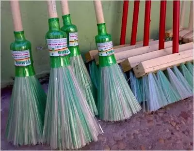 Escobas con botellas de plástico /Fuente: Pinterest
