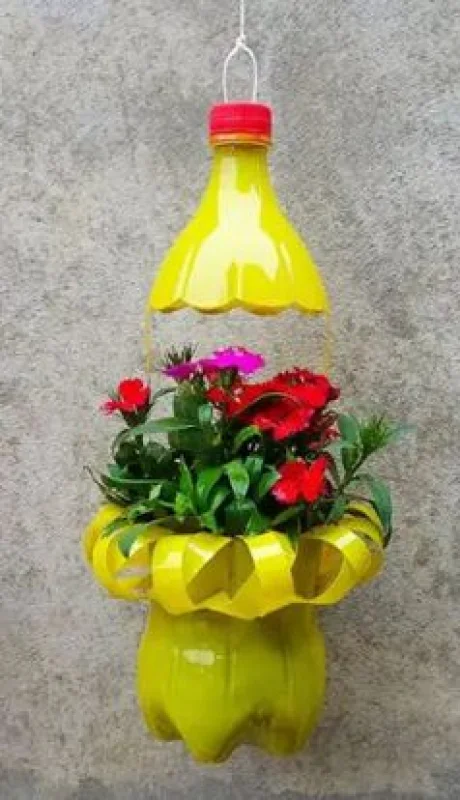 Maceteros con botellas de plástico/ Fuente: Pinterest