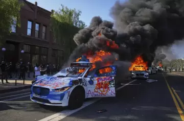 Protestas en Los Ángeles: videos virales de bloqueos, incendios y represión