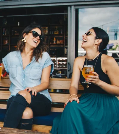 Tener primos es importante porque representan una conexión familiar que suele combinar la cercanía de la sangre con la libertad de la amistad.