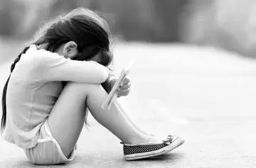 Con 10 años, logró quitarse el apellido de su padre por el daño emocional que le causaba