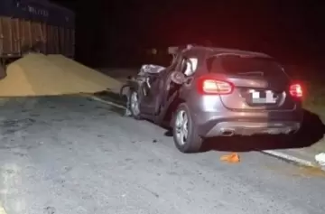 Murió un reconocido médico y su hijastro al chocar contra un acoplado