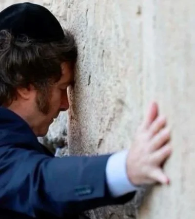 El ejecutivo primero cumplió con su promesa religiosa, antes de iniciar su agenda política.