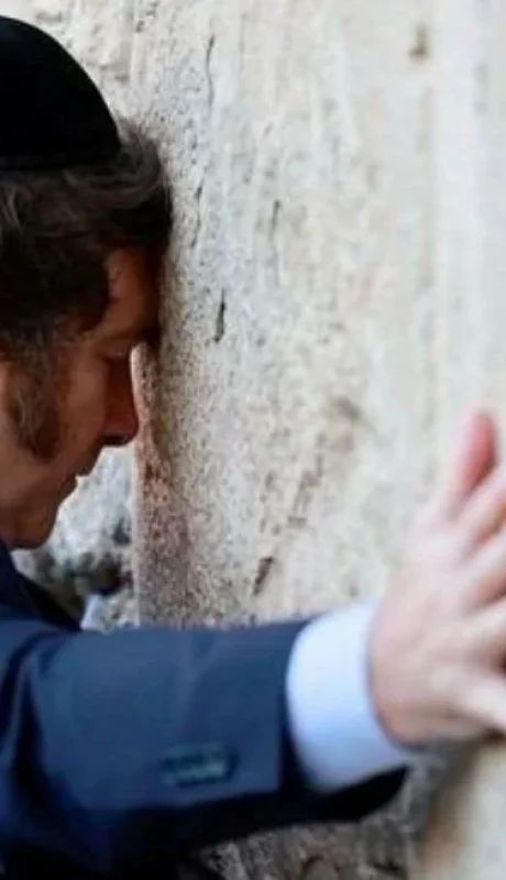 El ejecutivo primero cumplió con su promesa religiosa, antes de iniciar su agenda política.