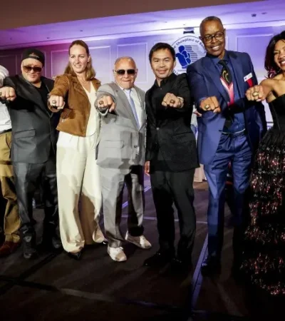 Manny Pacquiao junto a otros púgiles ingresados al Salón de la fama