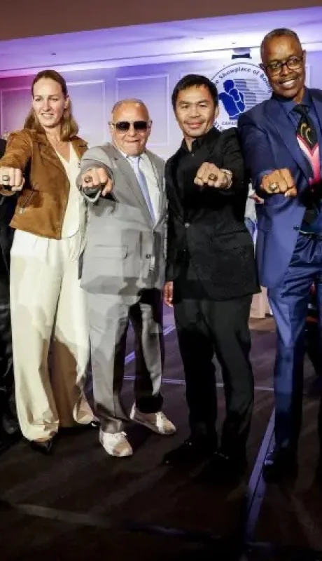 Manny Pacquiao junto a otros púgiles ingresados al Salón de la fama