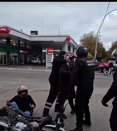 ¡Tackle policial! El momento en que un agente se arroja sobre una moto en fuga