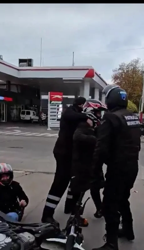 ¡Tackle policial! El momento en que un agente se arroja sobre una moto en fuga