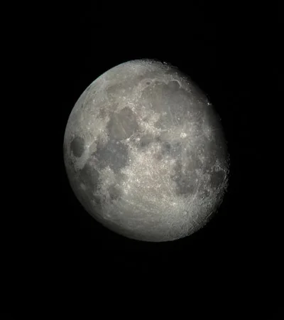 Una vista nocturna clara de la luna.