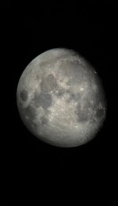 Una vista nocturna clara de la luna.