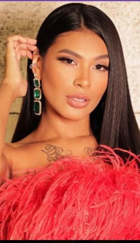 La cantante brasileña Viviane de Queiroz, conocida como Pocah, quien a través de sus redes sociales reveló que terminó en el hospital.