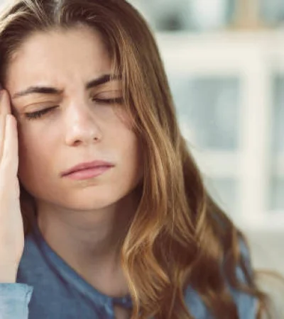 Mujer con migraña.