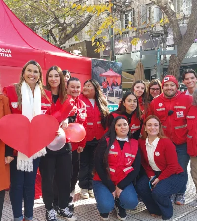 Los integrantes de la Cruz Roja filial Mendoza en la Peatonal/