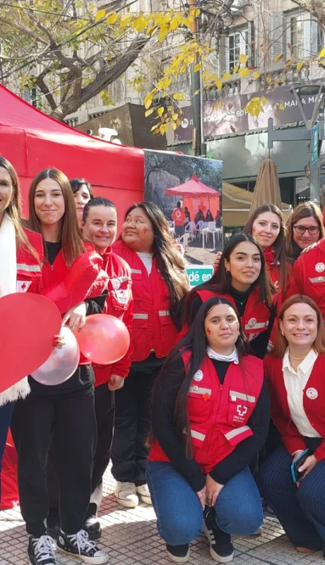 Los integrantes de la Cruz Roja filial Mendoza en la Peatonal/