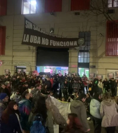 Distintas facultades de la UBA fueron tomadas por estudiantes que repudiaron la condena a CFK.