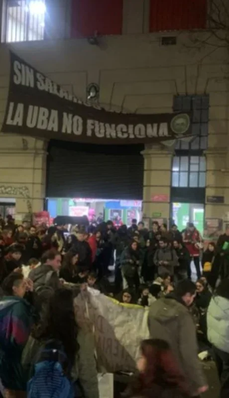 Distintas facultades de la UBA fueron tomadas por estudiantes que repudiaron la condena a CFK.