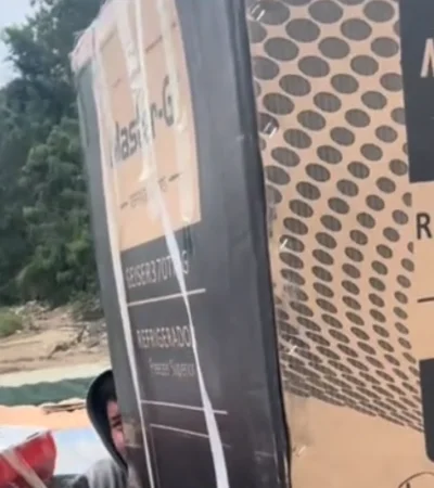 Las imágenes, que muestran incluso una heladera cruzando el agua, generaron indignación en redes.