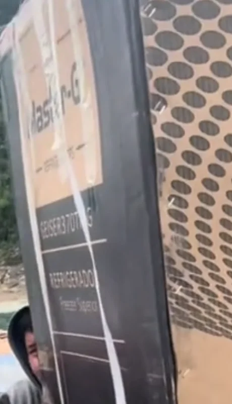 Las imágenes, que muestran incluso una heladera cruzando el agua, generaron indignación en redes.