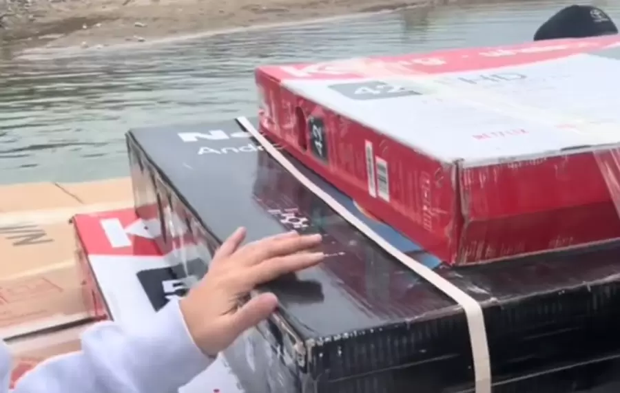 Se filmaban llevando electrodomésticos por un río.