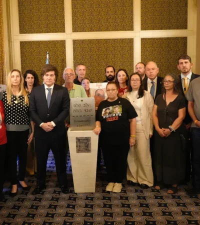 Milei en Israel con familiares de secuestrados por Hamas.
