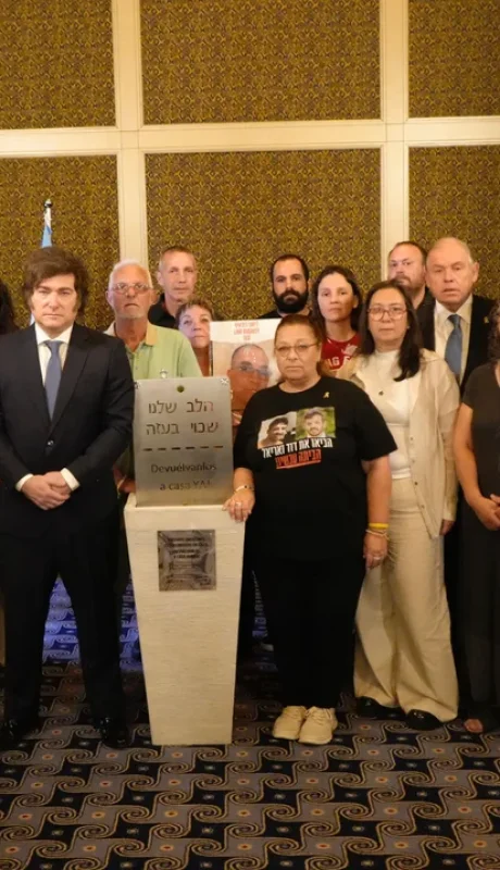 Milei en Israel con familiares de secuestrados por Hamas.
