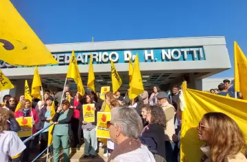 El Notti abraza al Garrahan: fuerte denuncia por salarios y crisis en salud pública