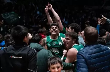 ¿El mejor triple de la historia? Increíble bombazo sobre la chicharra de Ferro a Boca