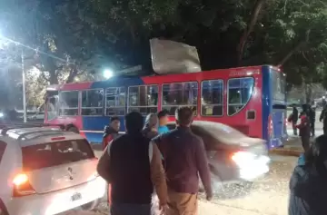 Momentos de tensión en el interior de un micro que se accidentó en el centro