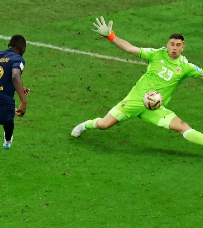 La atajada de Dibu Martínez al francés Kolo Muani en la final del Mundial de Qatar 2022.