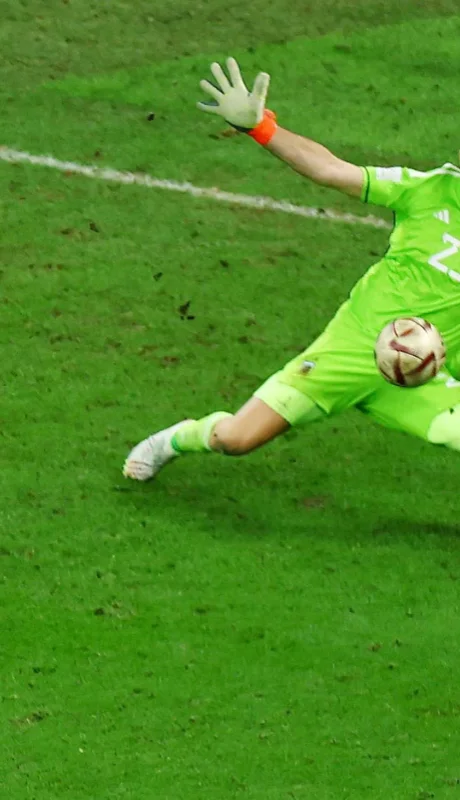 La atajada de Dibu Martínez al francés Kolo Muani en la final del Mundial de Qatar 2022.