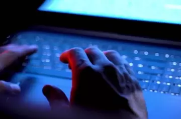 Tiene 22 años, dice ser niñera y la acusan de liderar una red de estafas virtuales