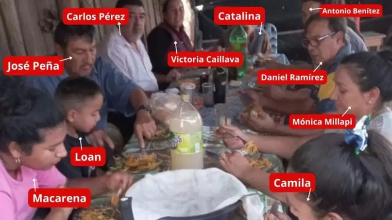La foto de la comida en la casa de la abuela con algunos de los actores del caso. (Foto: web)